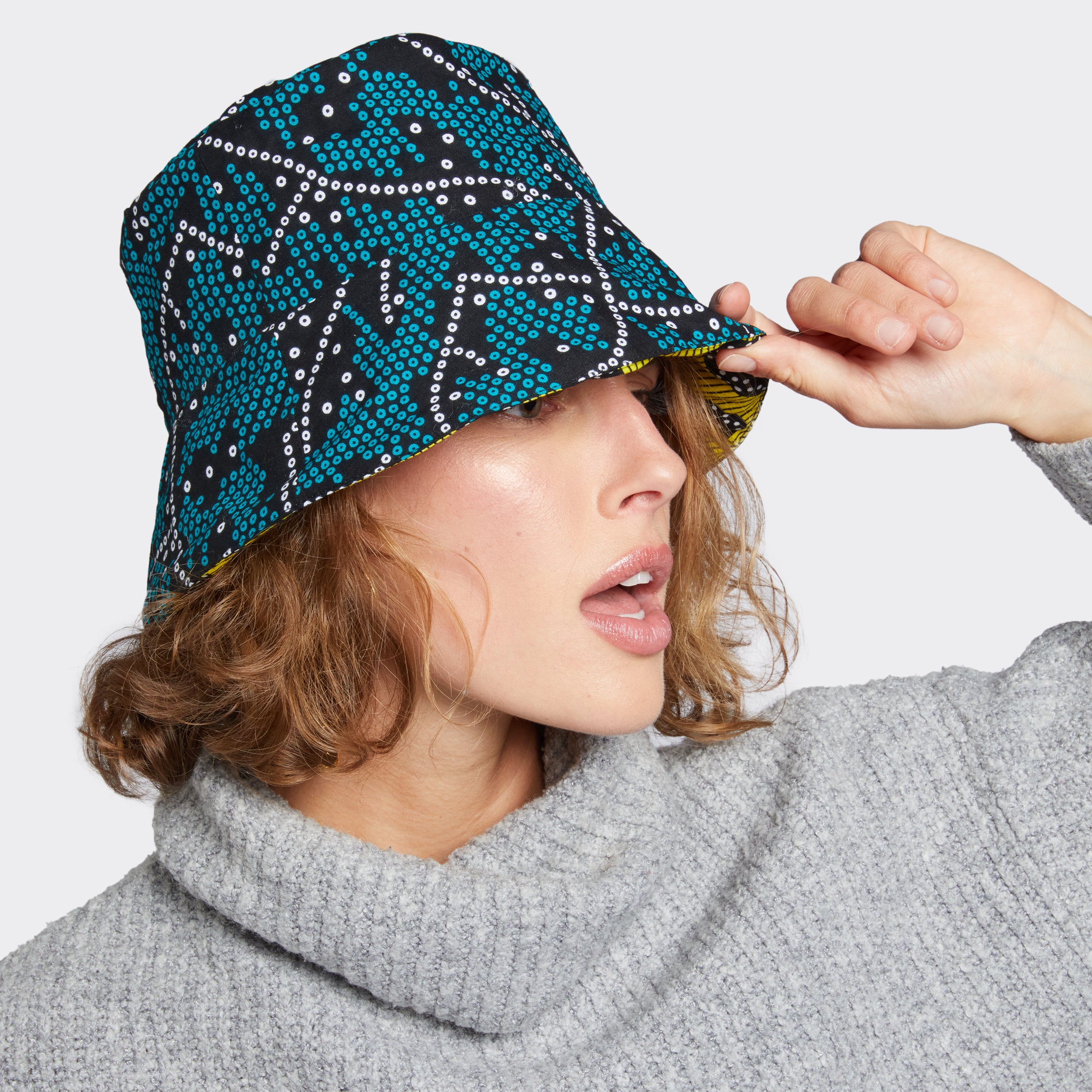 Reversible Bucket Hat In Wax Winter Giraffe