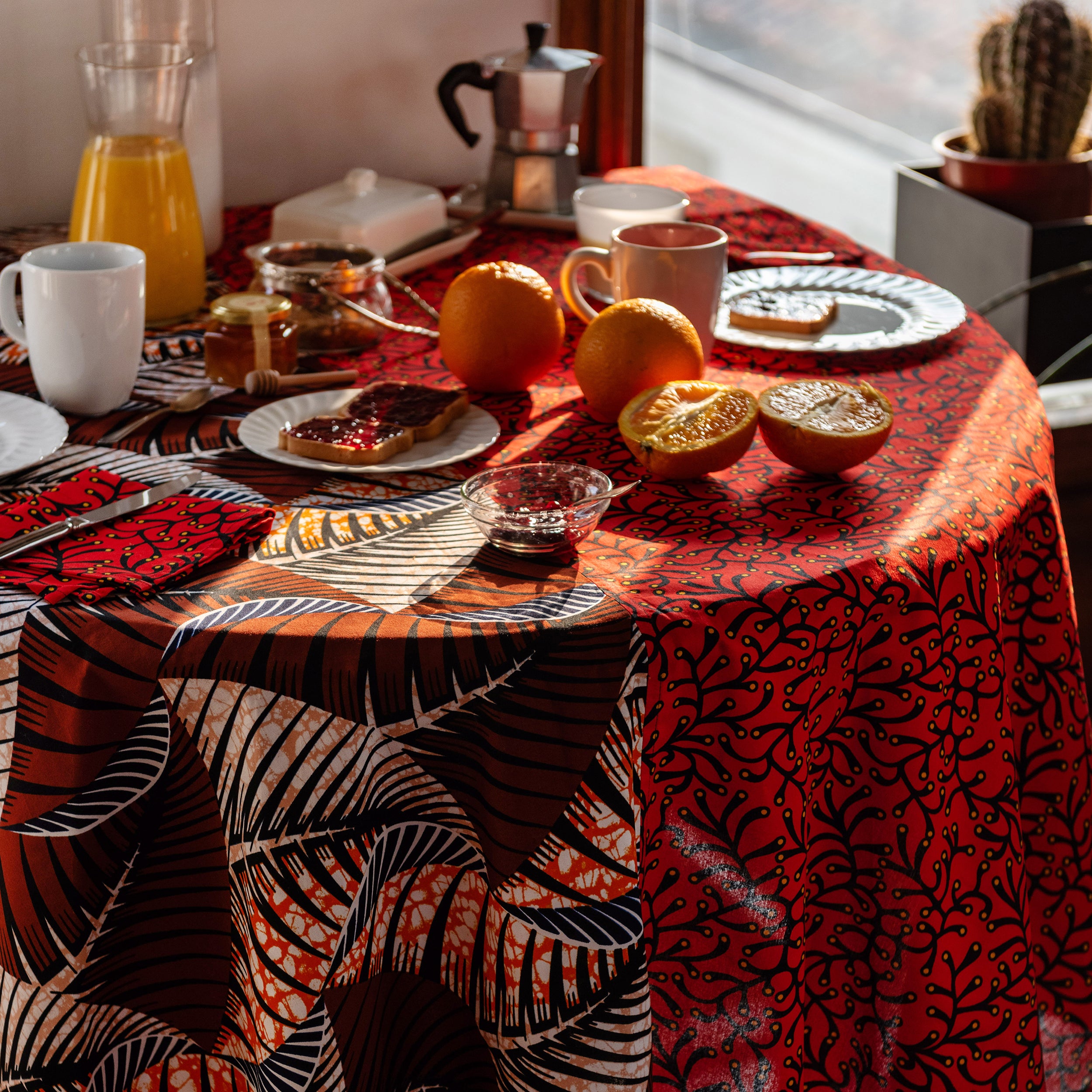 Round Bicolor Tablecloth in Wax Coral Carpet