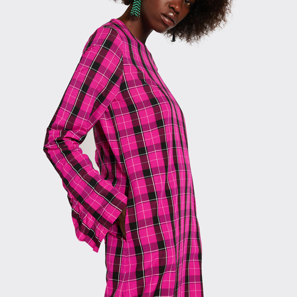 Detail of the ruffled sleeve of the Long pink dress in Maasai fabric with black checks on model