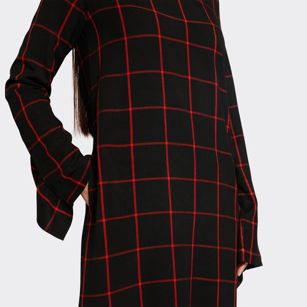 Detail of the sleeve of the Long black dress in Maasai fabric with red checks on model