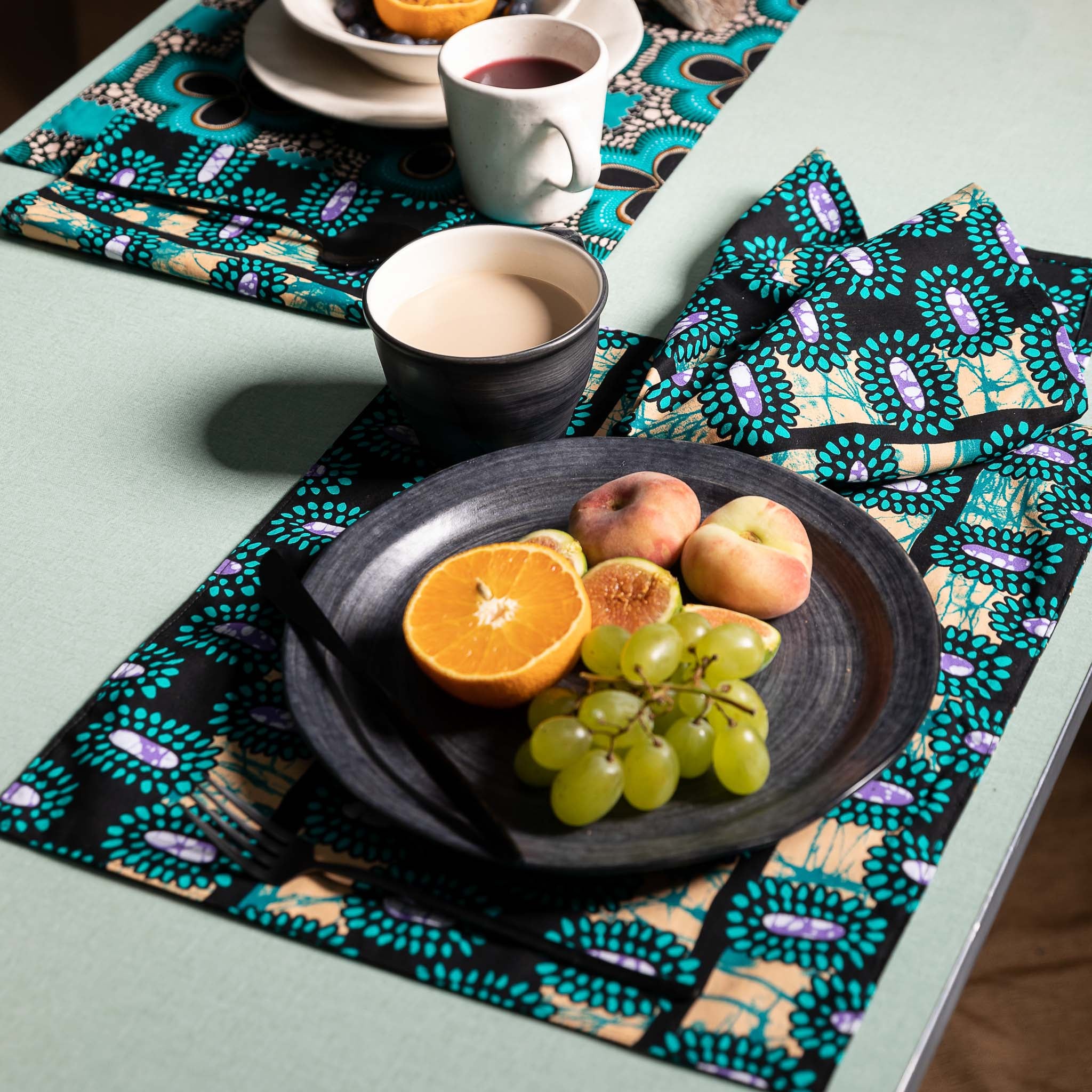 Napkins in wax fabric with matching placemat geometric print in black and green