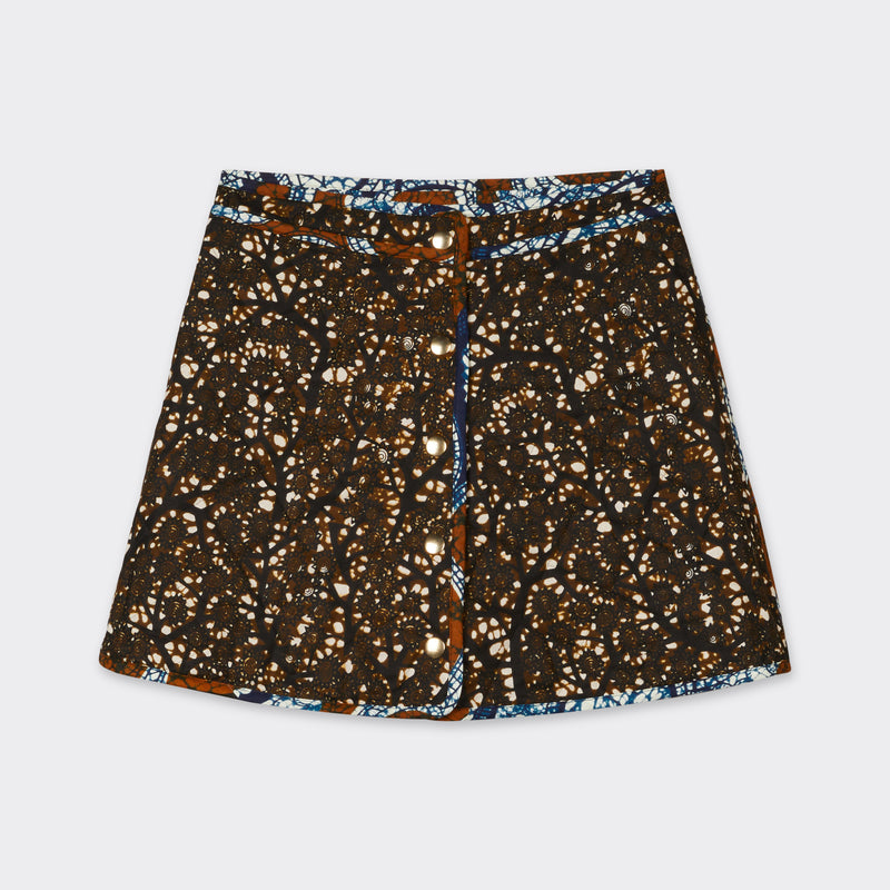 Reversible quilted mini skirt in African waxed fabric in brown "marble" pattern with golden snap buttons on one model