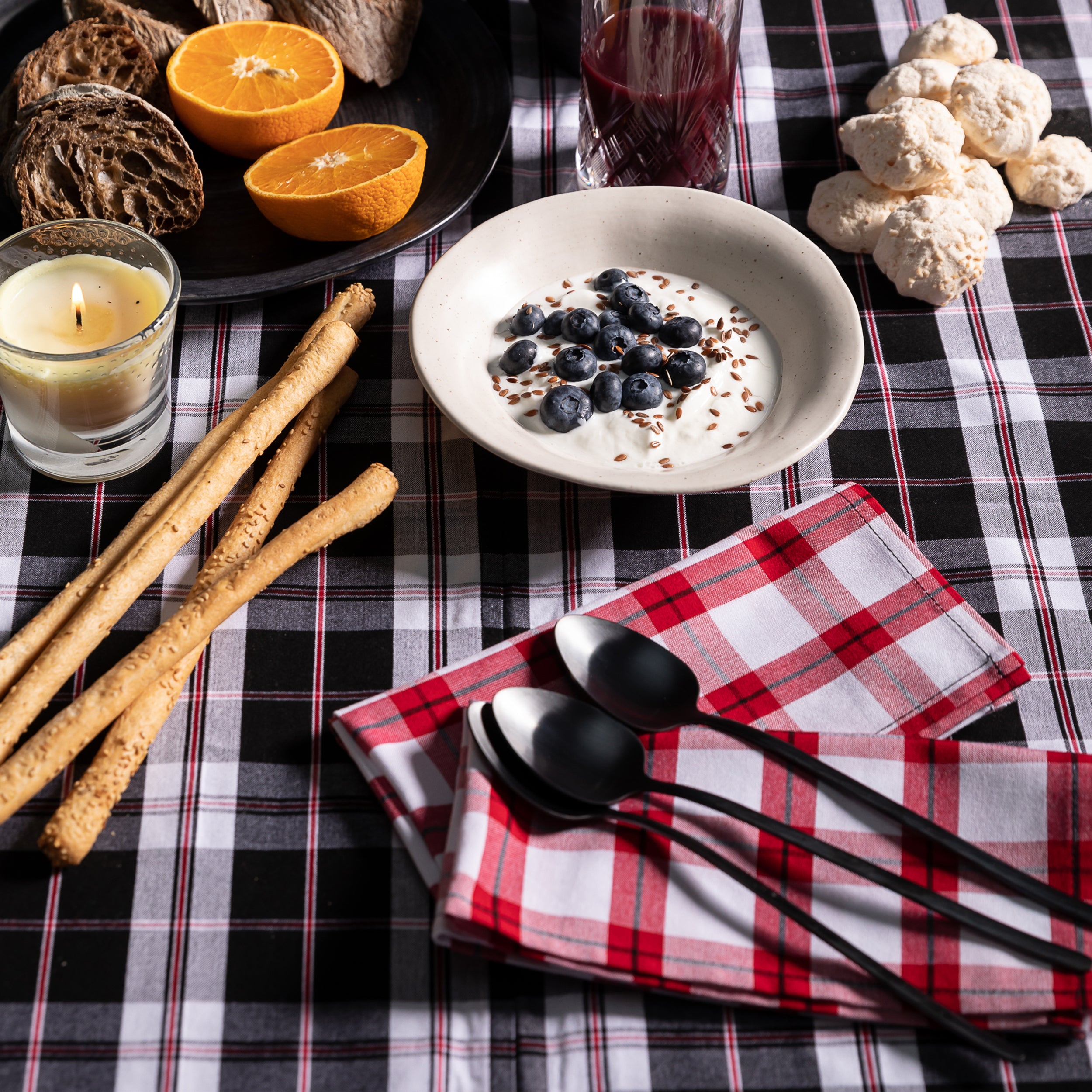 Table set with Maasai tablecloth and Maasai napkins red&white