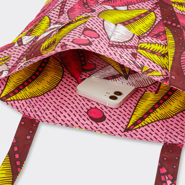 Still life: Tote Bag with Rouche in Wax Candy Leaves with colors pink and yellow. where you can see inner pocket detail.